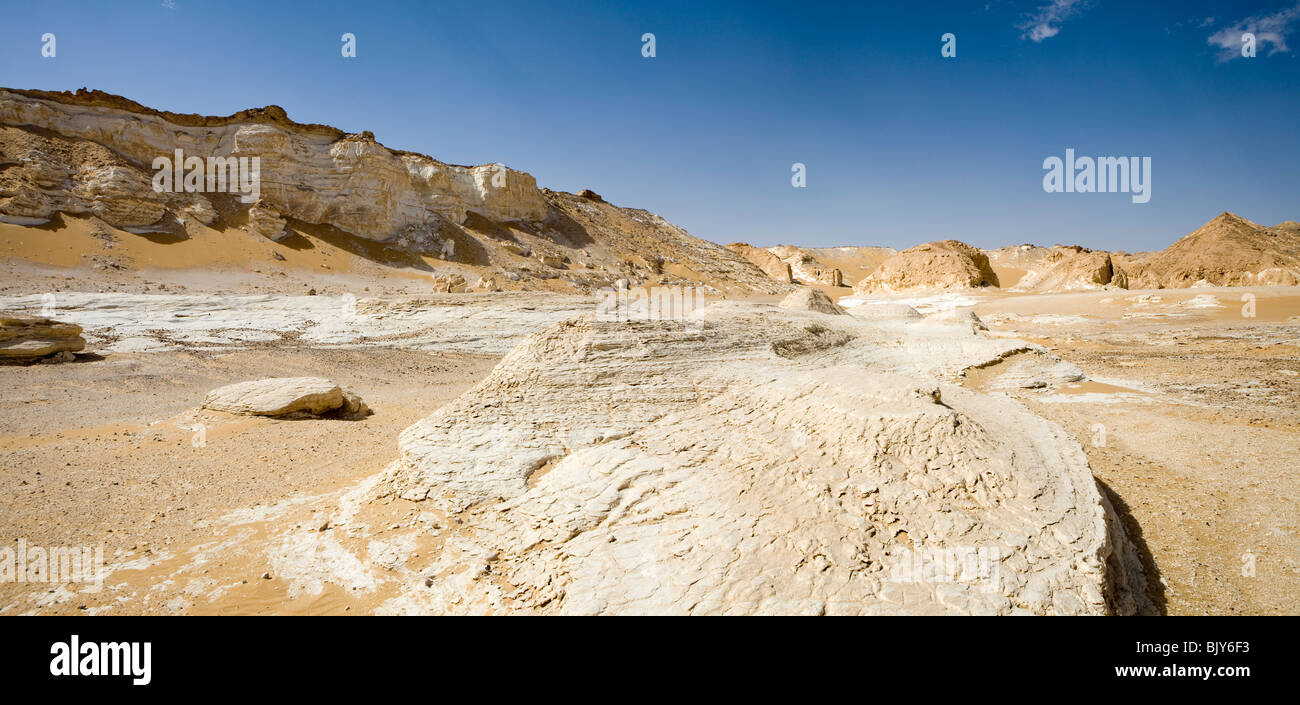 Calcaire blanc patiné dans Obeiyd Wadi près de la Vallée Cachée, Farafra Oasis, Désert Blanc, Egypte, Afrique du Sud Banque D'Images