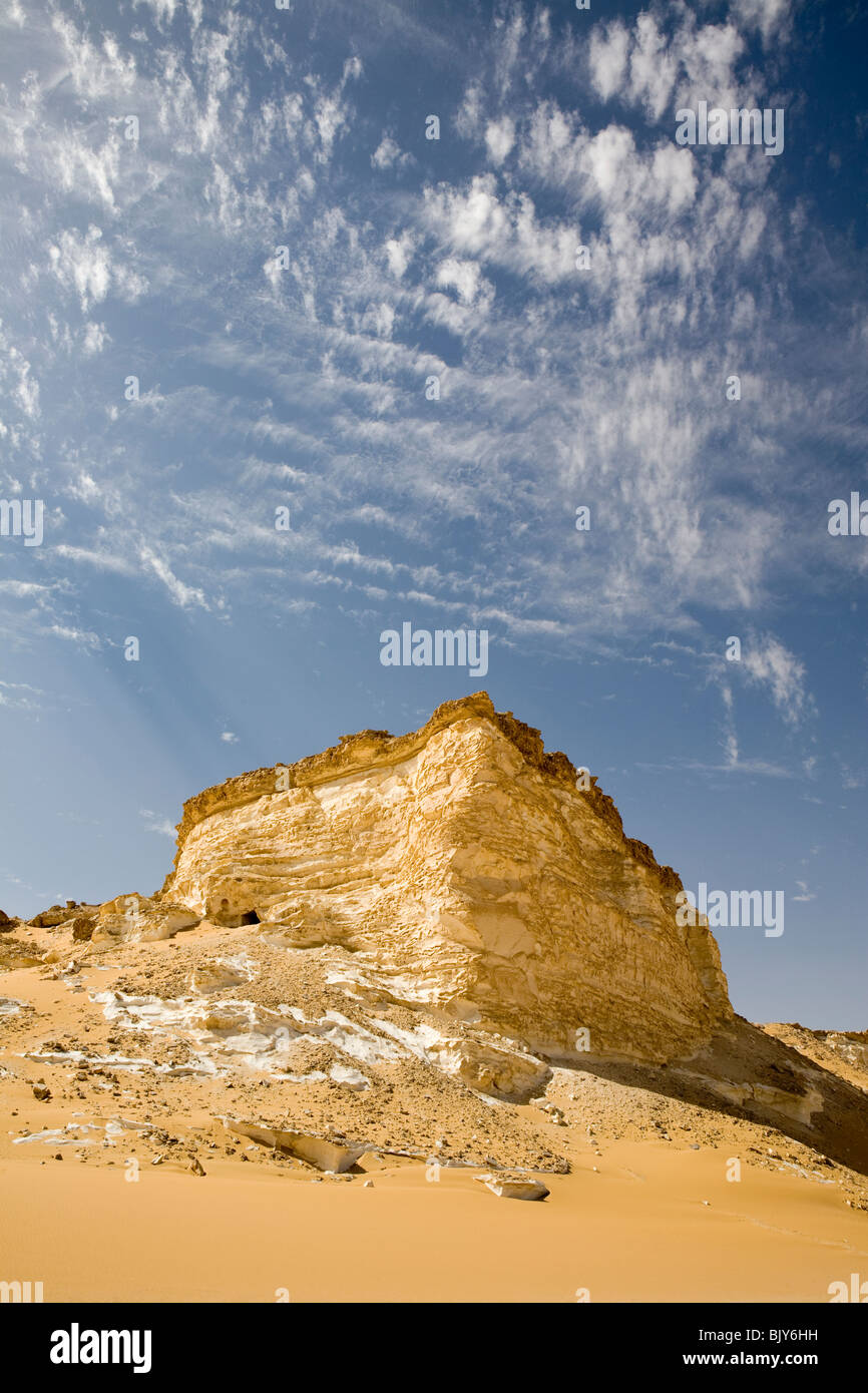 La grotte situé dans le calcaire blanc patiné dans Obeiyd Wadi près de la Vallée Cachée, Farafra Oasis, Désert Blanc, Egypte, Afrique du Sud Banque D'Images