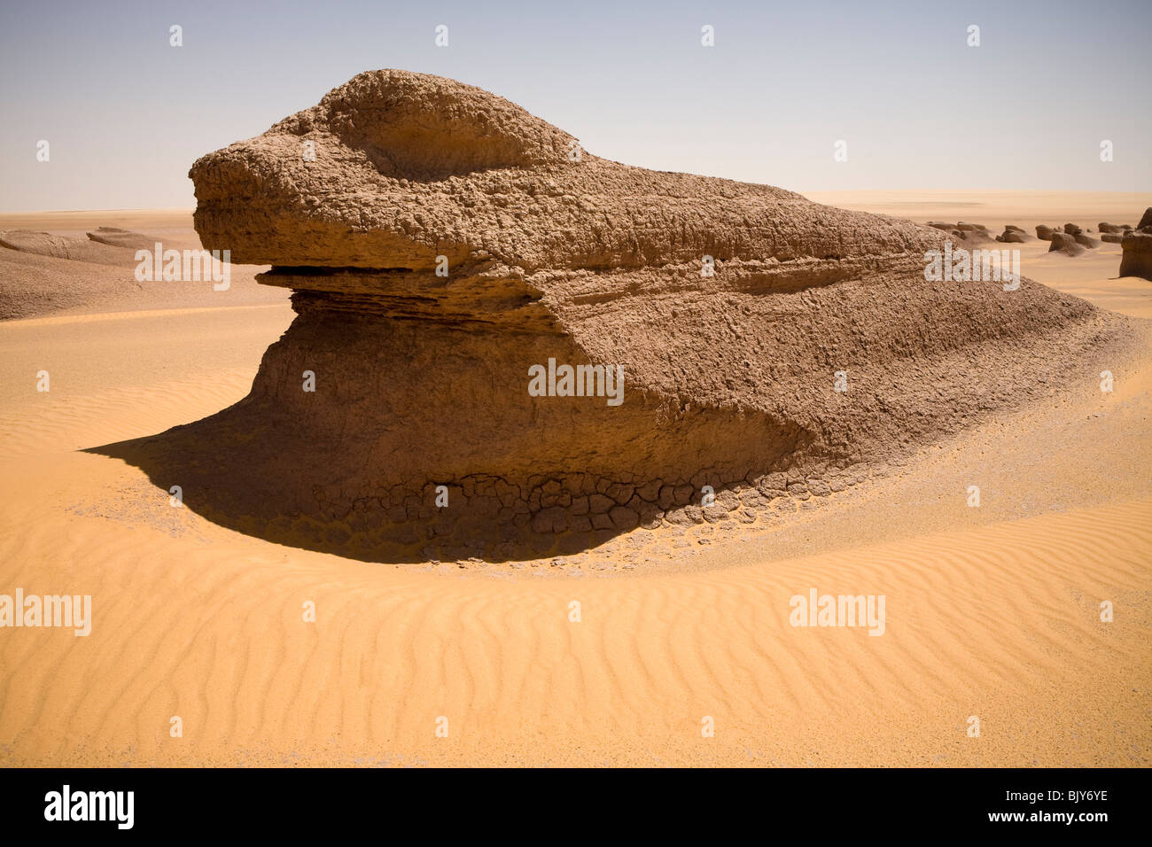 Close up de Yardang, ou la boue des lions, à la mi journée en désert du Sahara, en route vers le Gilf Kebir, Désert occidental de l'Égypte Banque D'Images