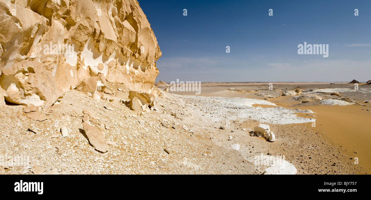 Vue panoramique tourné de calcaire blanc patiné dans Obeiyd Wadi près de la Vallée Cachée, Farafra Oasis, Désert Blanc, Egypte, Afrique du Sud Banque D'Images