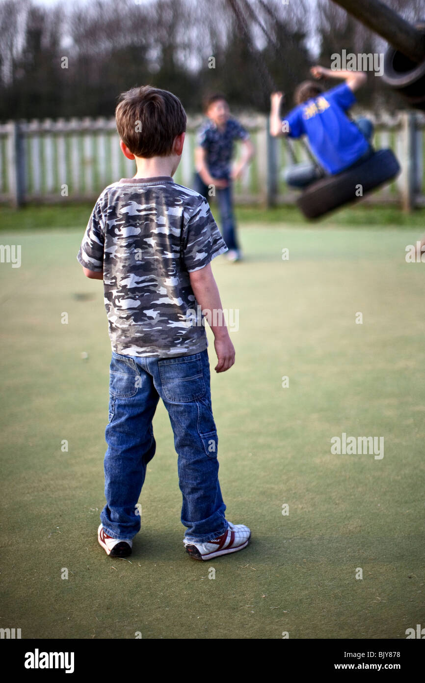 Enfant solitaire un petit garcon se sente laisse de cote comme d autres garcons Photo Stock Alamy