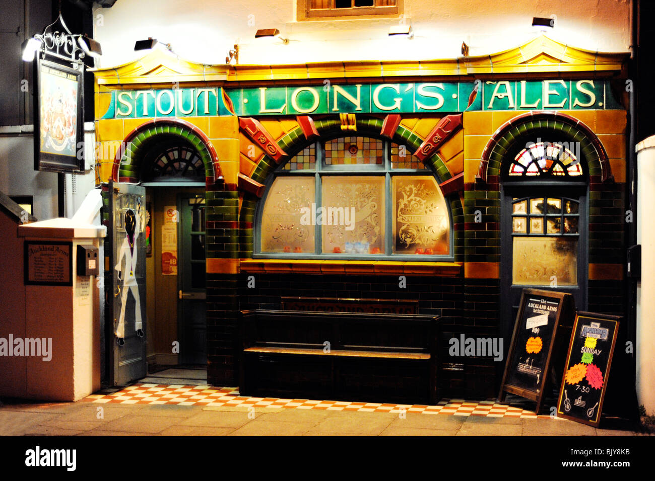Ancien traditionnel pub avec toutes les couleurs d'origine des carreaux émaillés de Southsea intacts uk Banque D'Images