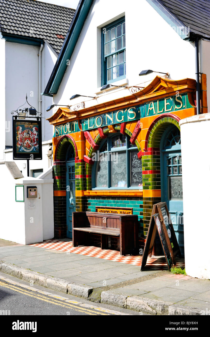 Ancien traditionnel pub avec toutes les couleurs d'origine des carreaux émaillés de Southsea intacts uk Banque D'Images