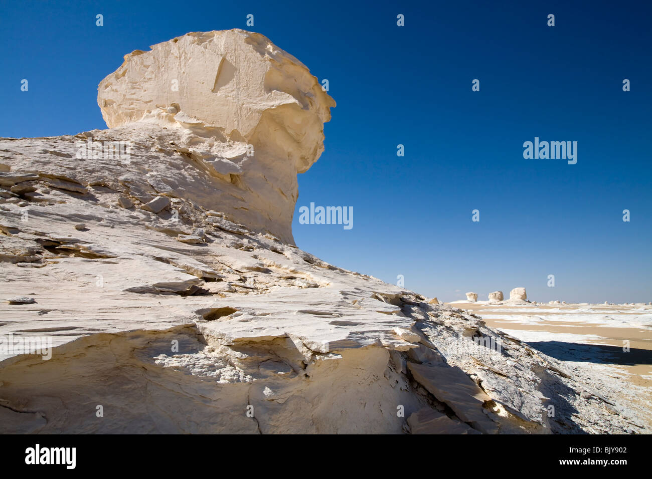 Inselburgs avec sable striée environnants, en plein soleil, le Désert Blanc, Farafra, Égypte, Afrique du Nord Banque D'Images