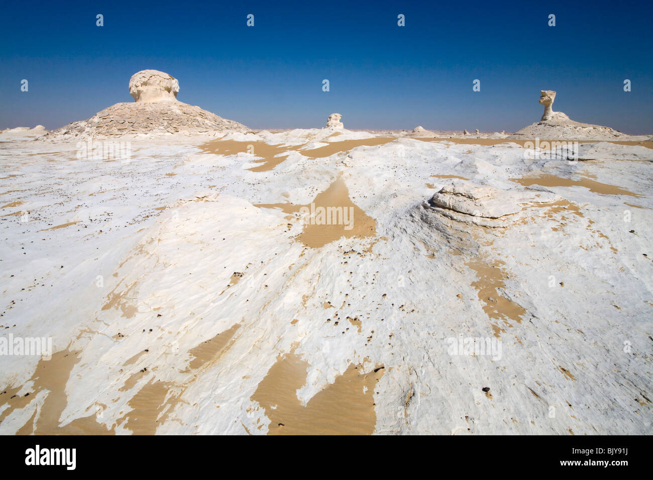Inselburgs avec sable striée environnants, en plein soleil, le Désert Blanc, Farafra, Égypte, Afrique du Nord Banque D'Images