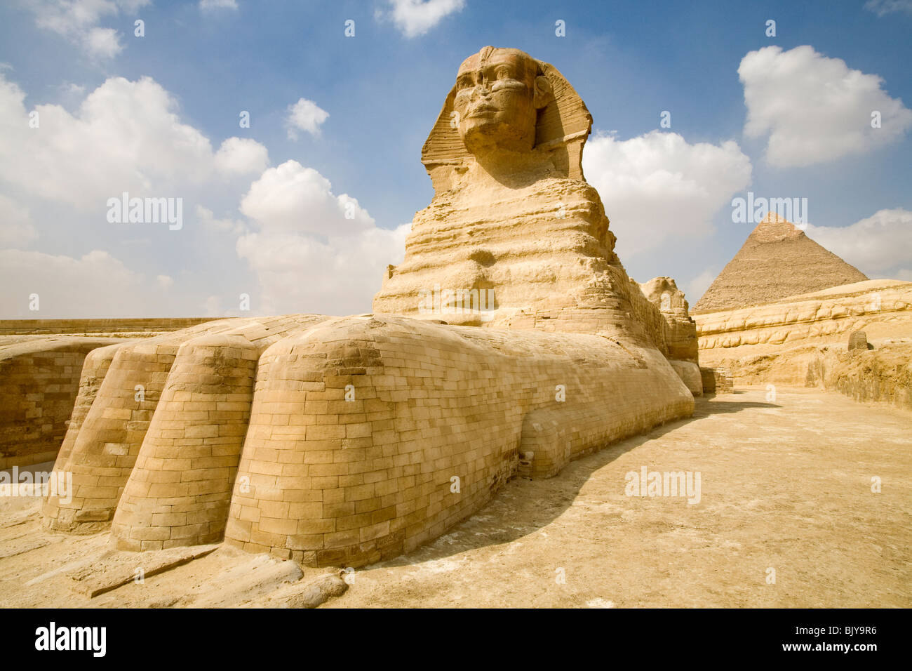 Le grand Sphinx de Gizeh Le Sphinx vu de boîtier avec pyramide de Khafré en arrière-plan, Le Caire, Egypte Banque D'Images