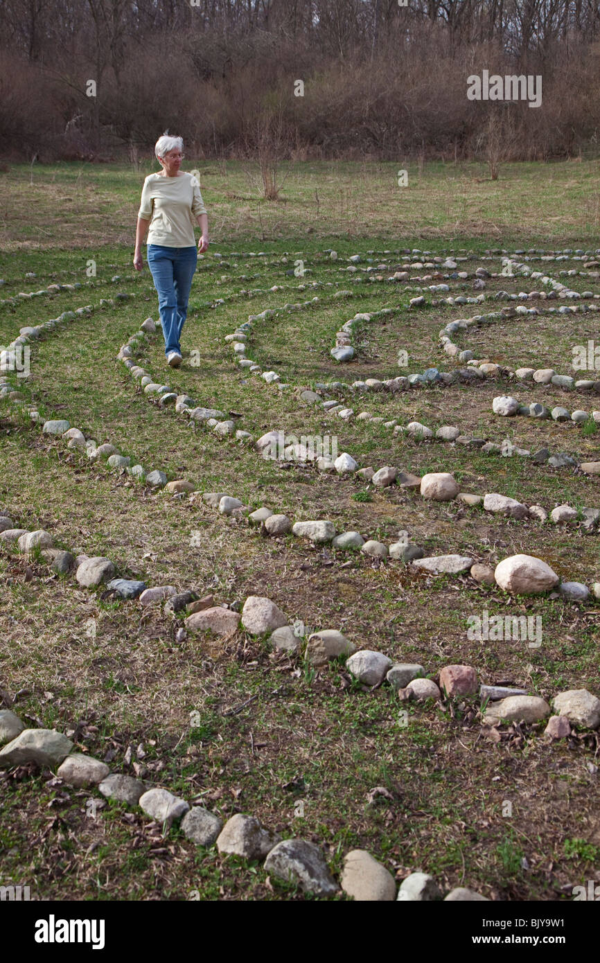 Femme marche dans la méditation du labyrinthe Banque D'Images