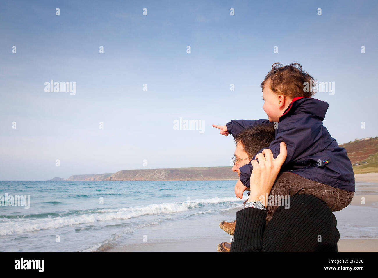 Homme avec enfant sur les épaules à la recherche pour voir. Pointage de l'enfant. Banque D'Images
