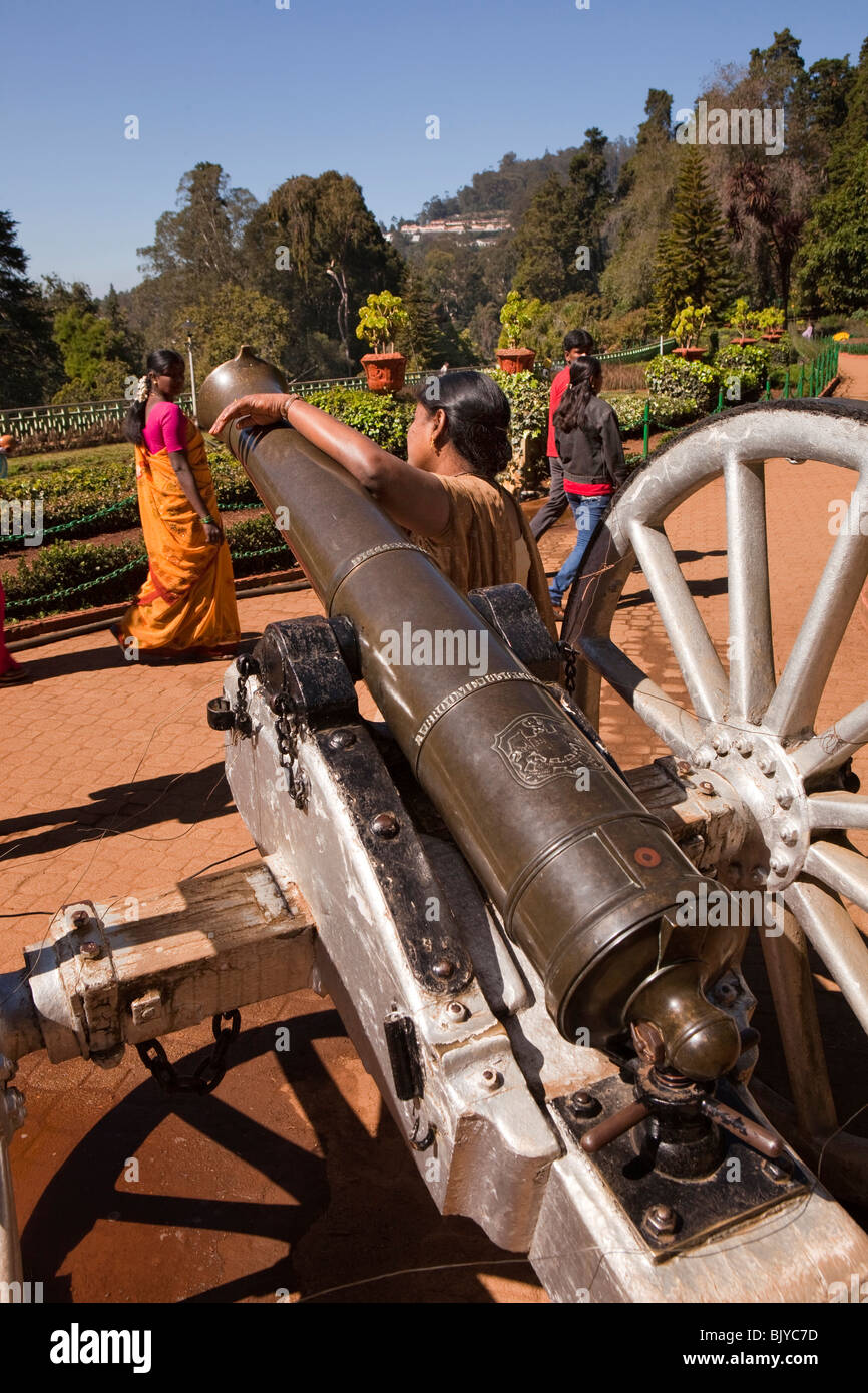 L'Inde, le Tamil Nadu, Udhagamandalam (Ooty), Jardin Botanique Jardins Italien terrasse syndicat appuyé contre le canon britannique de Broome Banque D'Images