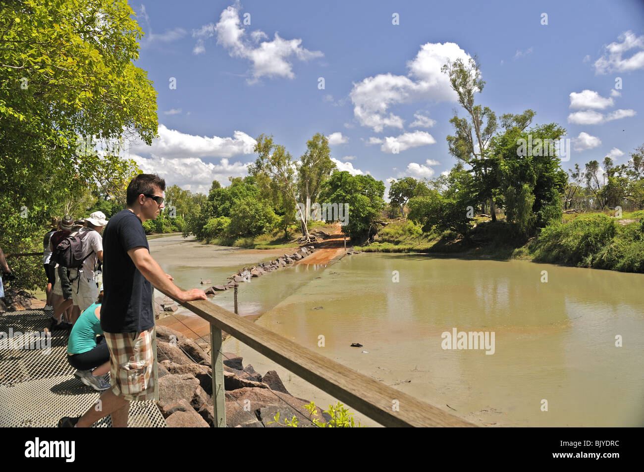 À la recherche des crocodiles à un passage à niveau sur la th East Alligator River Kakadu National Park, Territoire du Nord ou l'Australie, de l'extrémité supérieure Banque D'Images