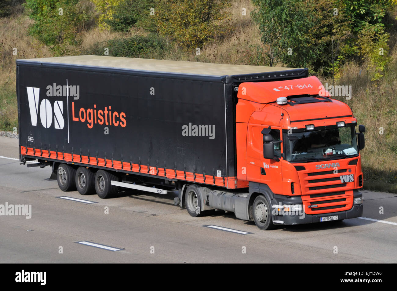 Vos Logistics a Netherlands transport business Scania R420 camion POWER Unit facile d'accès rideau remorque coulissante conduite sur la route d'autoroute M25 Royaume-Uni Banque D'Images