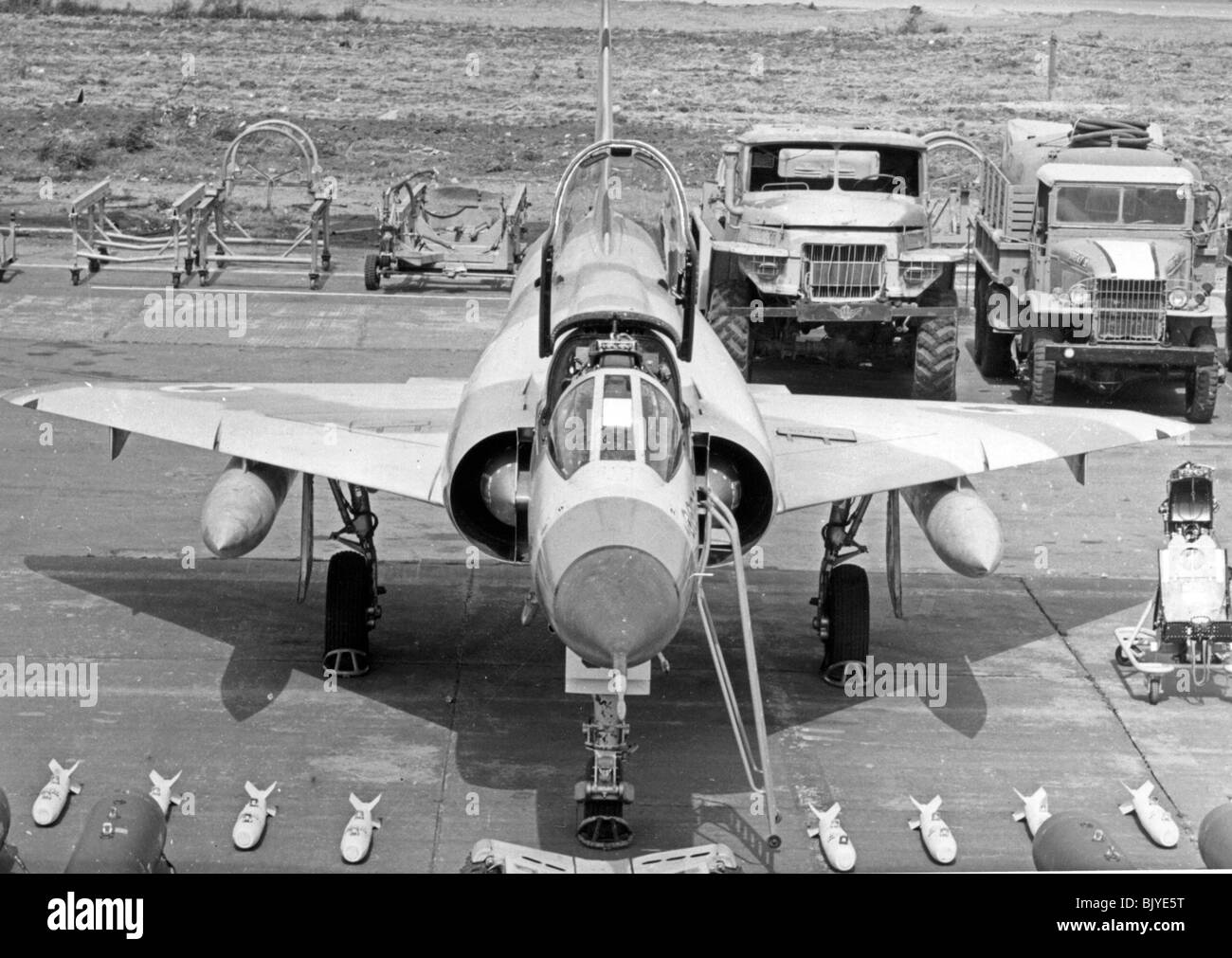 De l'air israélienne Dassault Mirage IIICJ avion de chasse sur le terrain pendant l'entretien - Image en noir et blanc d'archives Banque D'Images