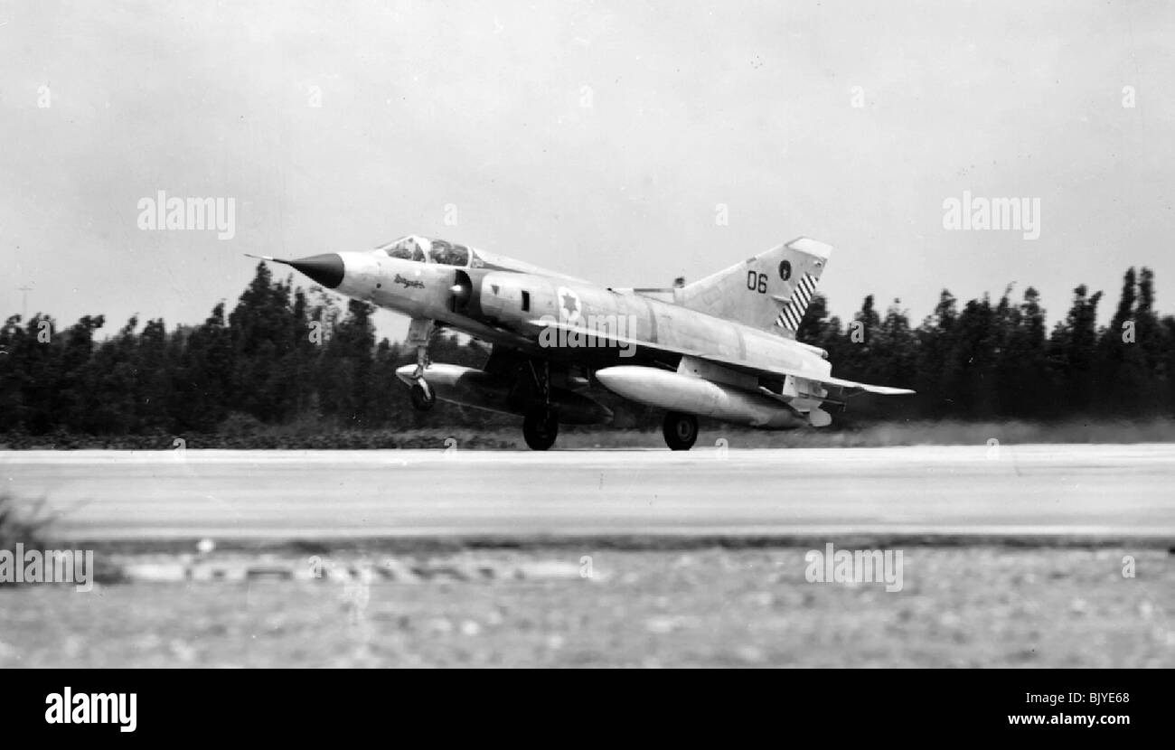 De l'air israélienne Dassault Mirage IIICJ avion de chasse au décollage - Image en noir et blanc d'archives Banque D'Images