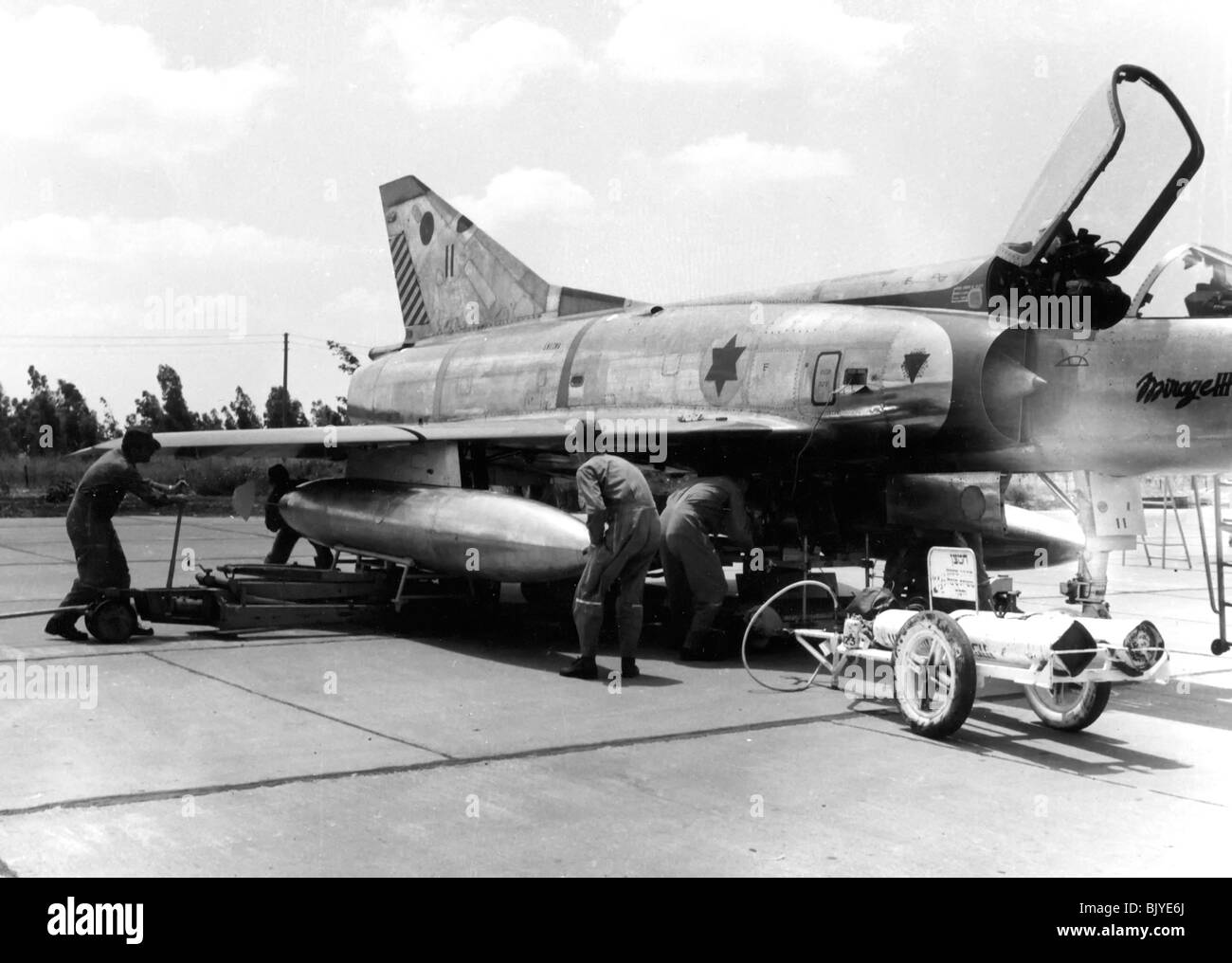 De l'air israélienne Dassault Mirage IIICJ avion de chasse sur le terrain pendant l'entretien - Image en noir et blanc d'archives Banque D'Images
