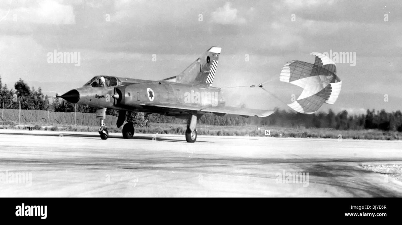 De l'air israélienne Dassault Mirage IIICJ fighter plane landing - Image en noir et blanc d'archives Banque D'Images