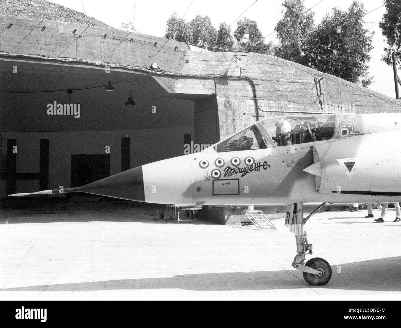 De l'air israélienne Dassault Mirage IIICJ avion de chasse sur le terrain pendant l'entretien - Image en noir et blanc d'archives Banque D'Images