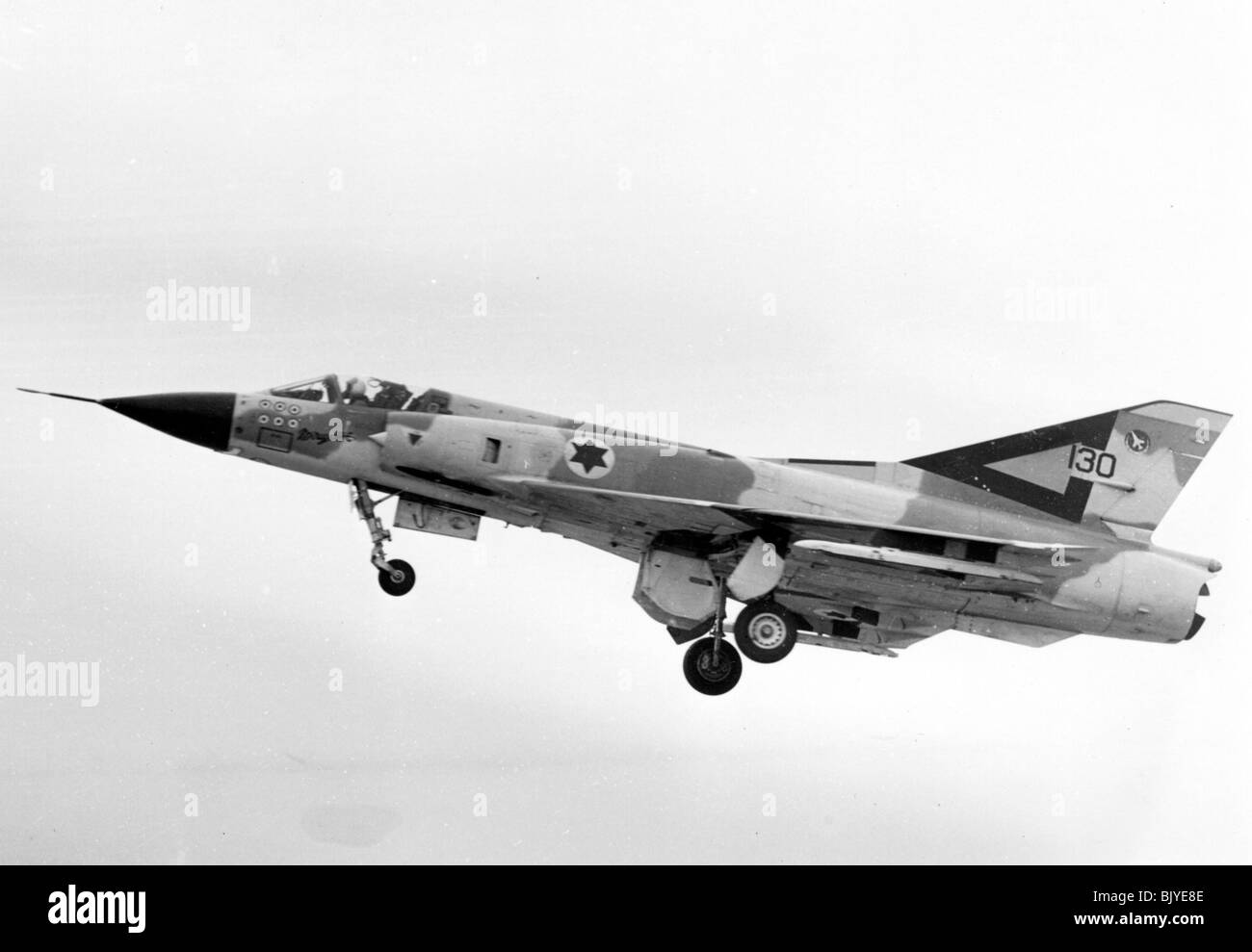 De l'air israélienne Dassault Mirage IIICJ avion de chasse en vol - Image en noir et blanc d'archives Banque D'Images