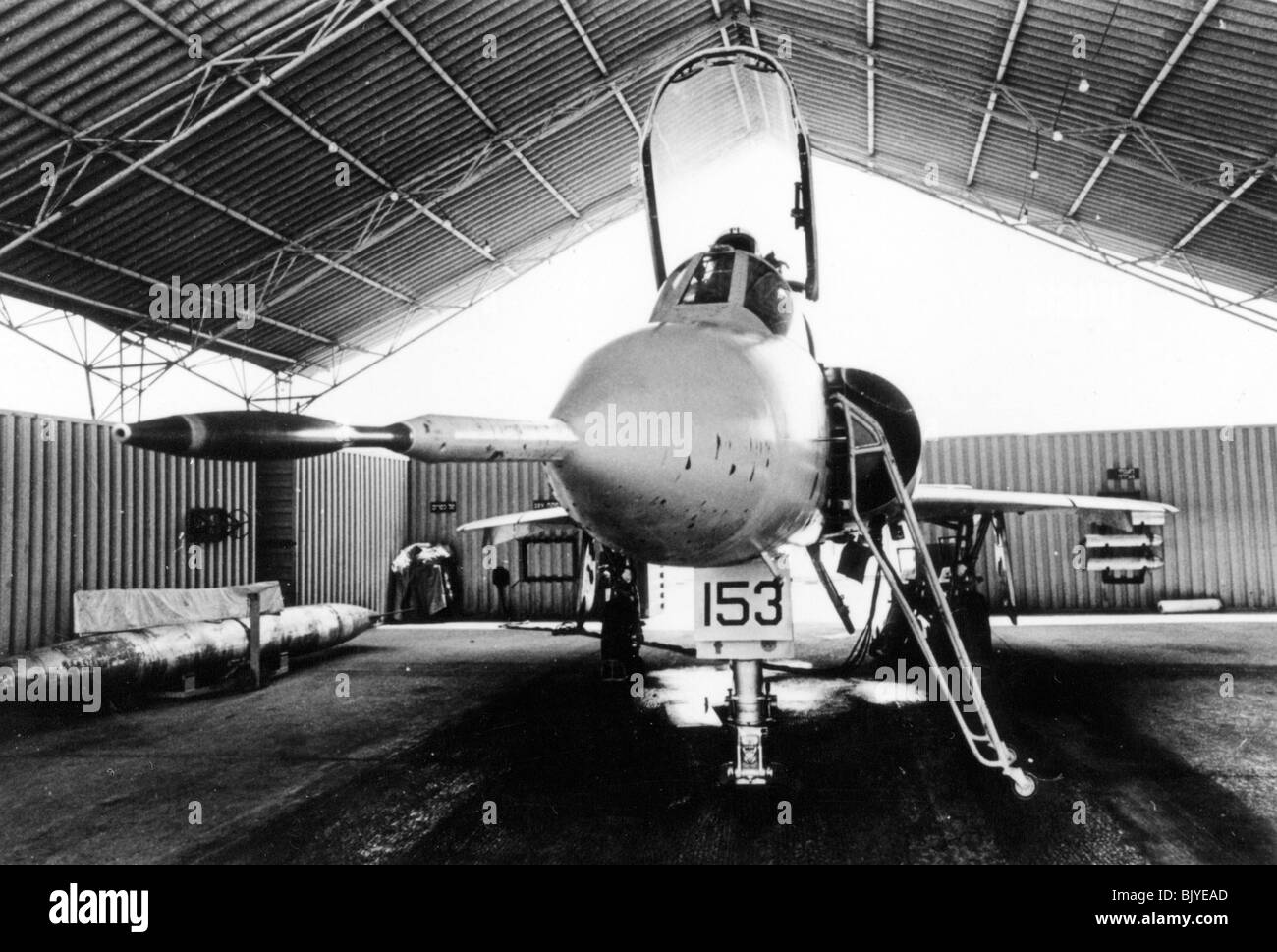 De l'air israélienne Dassault Mirage IIICJ avion de chasse sur le terrain pendant l'entretien - Image en noir et blanc d'archives Banque D'Images