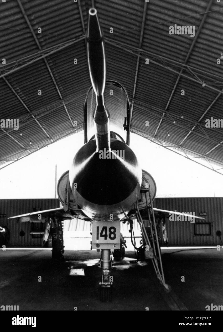 De l'air israélienne Dassault Mirage IIICJ avion de chasse sur le terrain pendant l'entretien - Image en noir et blanc d'archives Banque D'Images
