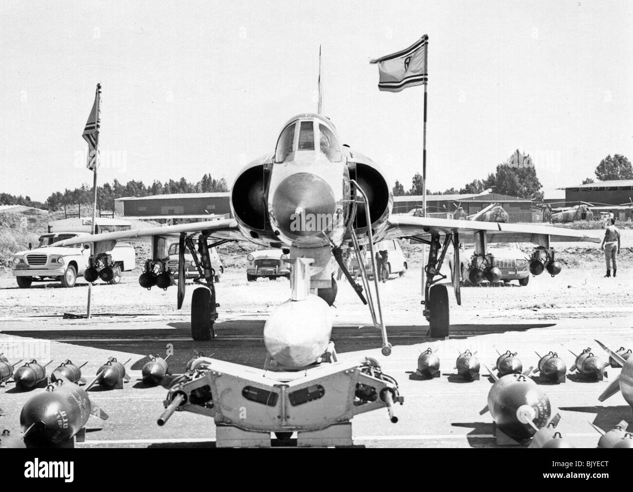 De l'air israélienne Dassault Mirage IIICJ avion de chasse sur le terrain pendant l'entretien - Image en noir et blanc d'archives Banque D'Images