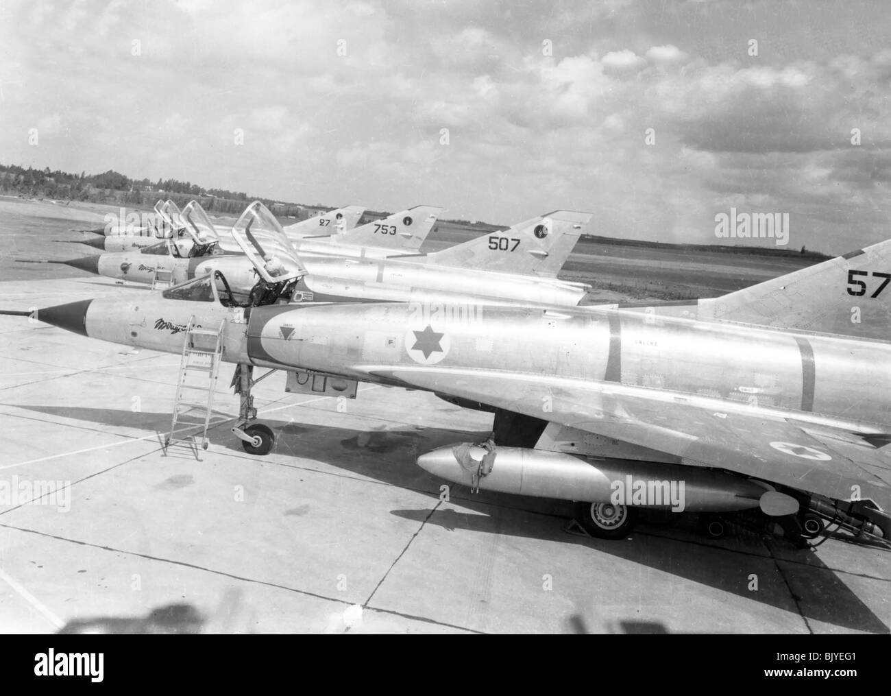 De l'air israélienne Dassault Mirage IIICJ avion de chasse sur le terrain pendant l'entretien - Image en noir et blanc d'archives Banque D'Images