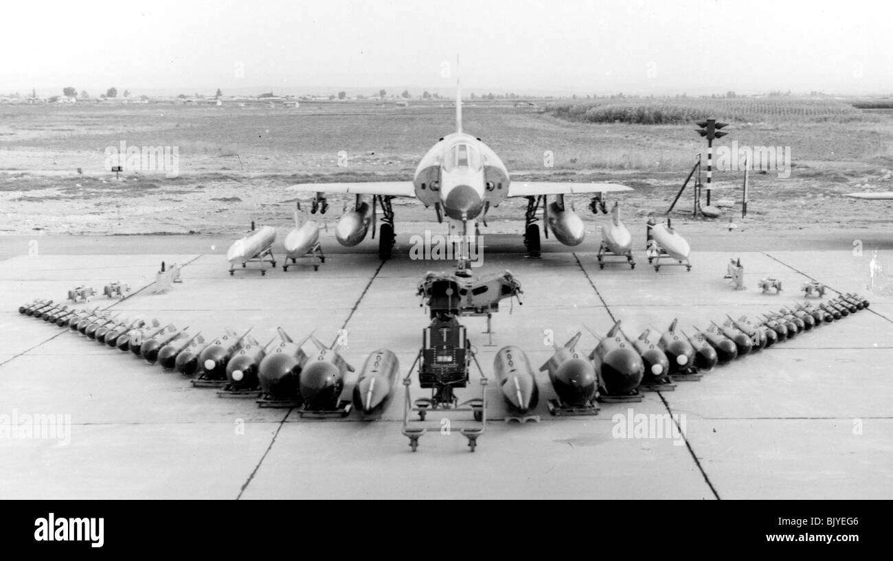 De l'air israélienne Dassault Mirage IIICJ avion de chasse sur le terrain pendant l'entretien - Image en noir et blanc d'archives Banque D'Images