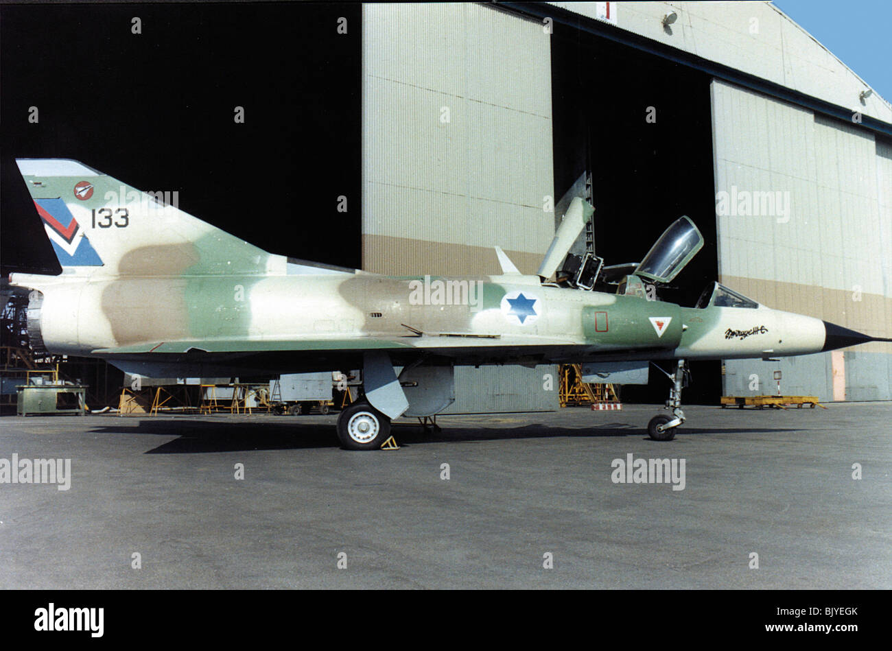 De l'air israélienne Dassault Mirage IIICJ avion de chasse sur le terrain - L'image d'archives Banque D'Images