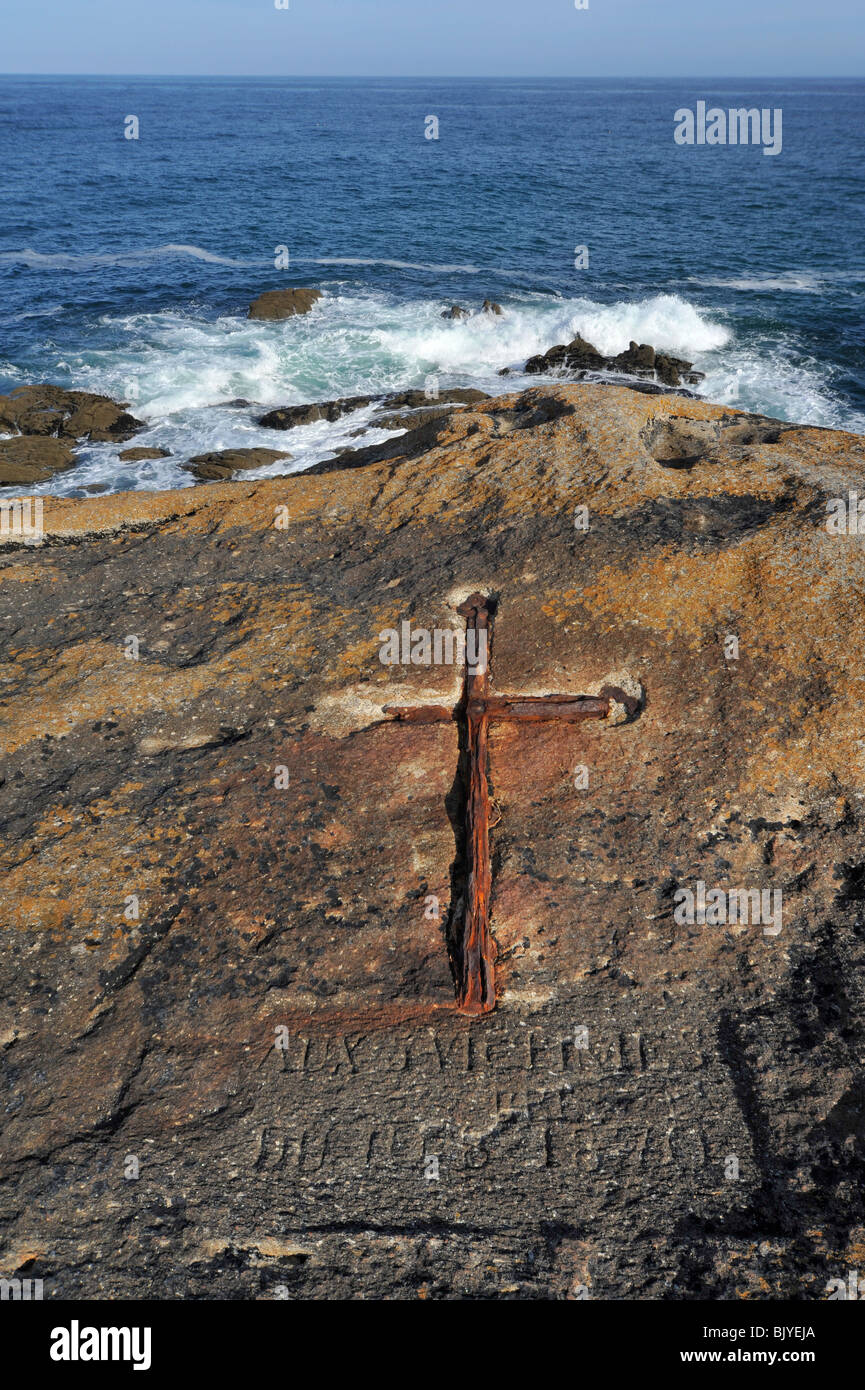 Croix de fer intégré dans la roche rocher du Préfet à la côte à Saint-Guénolé, Finistère, Bretagne, France Banque D'Images