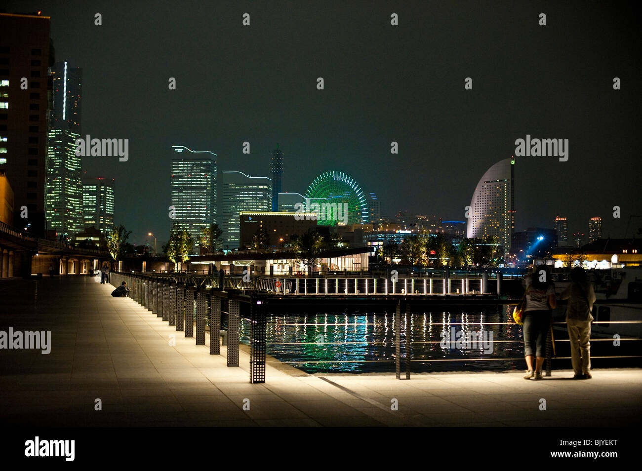 Les bâtiments illuminés à Yokohama, Japon Banque D'Images