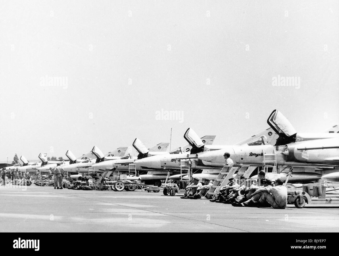 De l'air israélienne Dassault Mirage IIICJ avion de chasse sur le terrain pendant l'entretien - Image en noir et blanc d'archives Banque D'Images