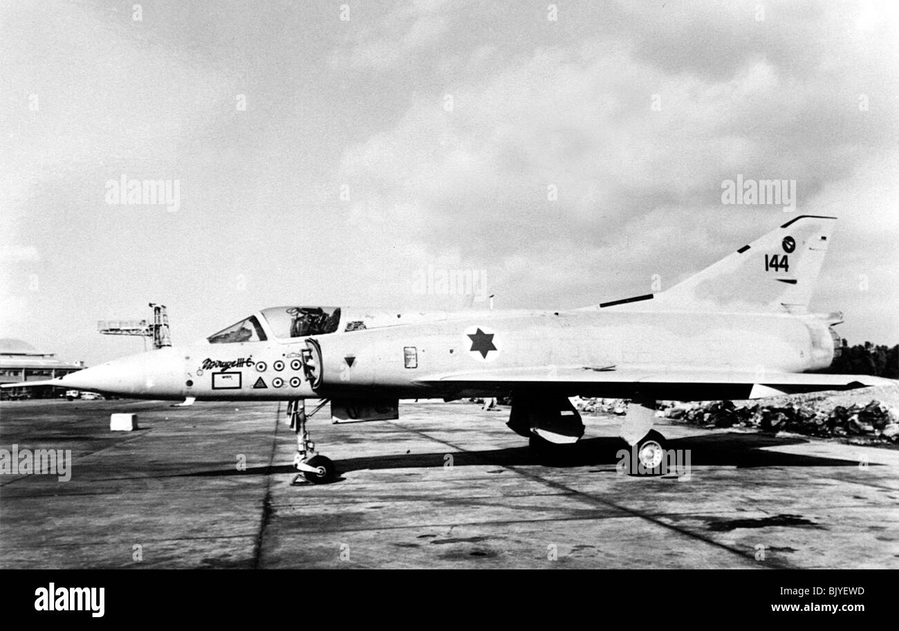 De l'air israélienne Dassault Mirage IIICJ avion de chasse sur le terrain pendant l'entretien - Image en noir et blanc d'archives Banque D'Images