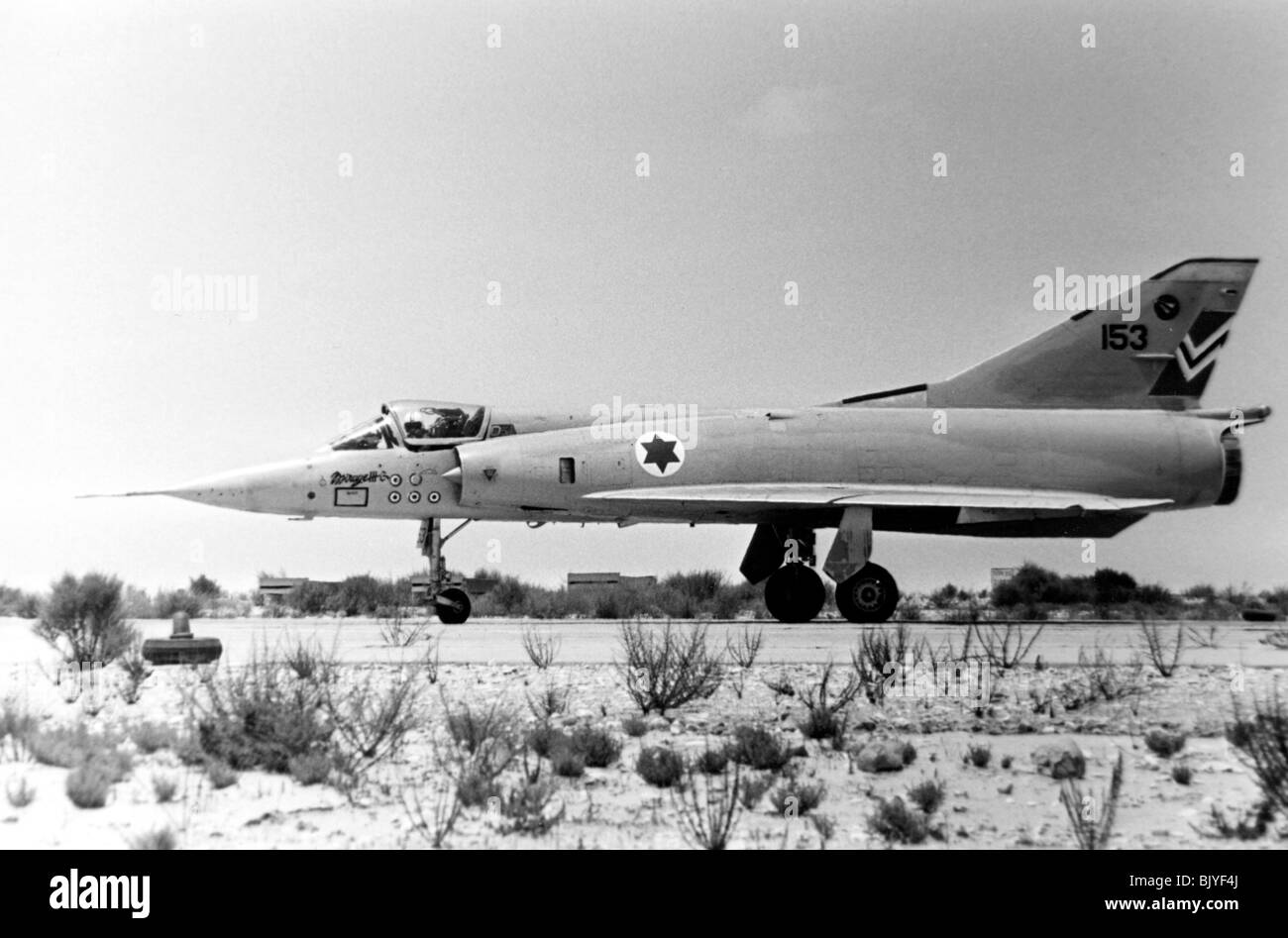 De l'air israélienne Dassault Mirage IIICJ avion de chasse - Image en noir et blanc d'archives Banque D'Images
