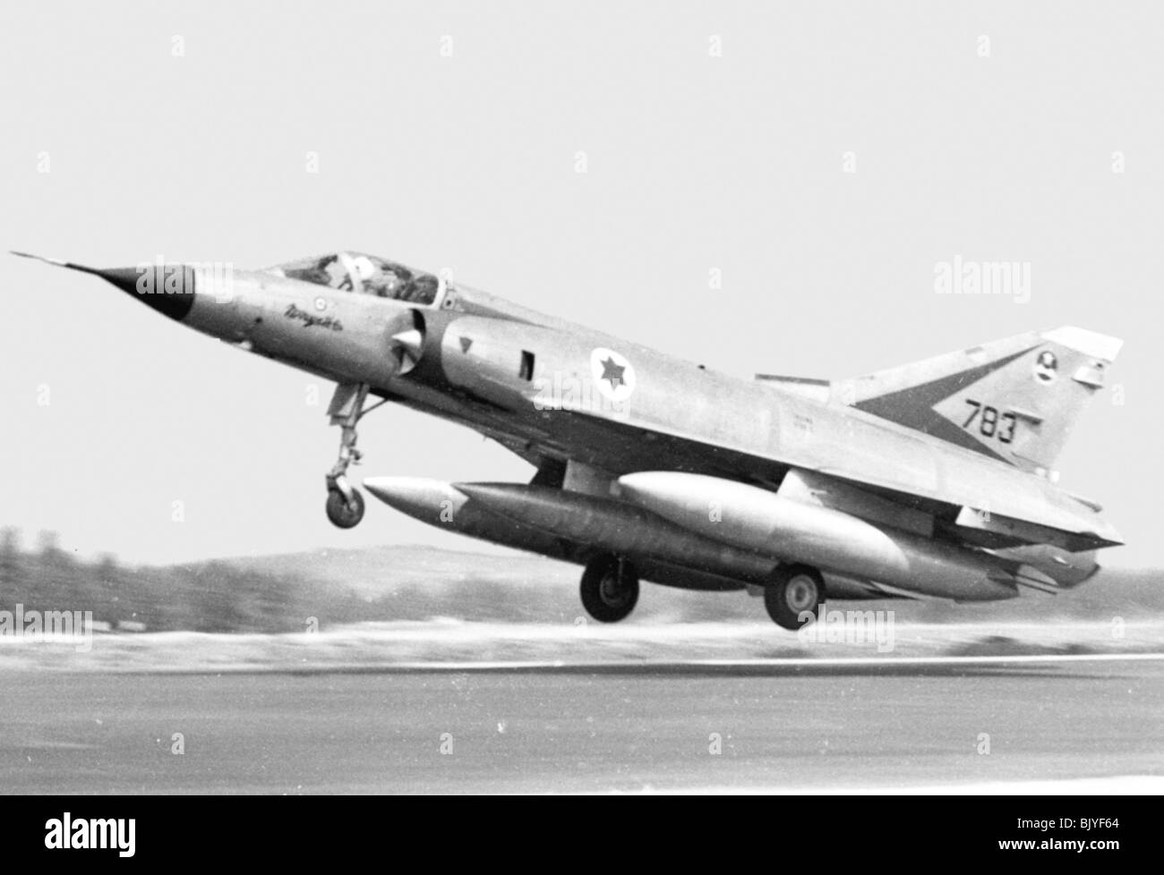 De l'air israélienne Dassault Mirage IIICJ avion de chasse au décollage - Image en noir et blanc d'archives Banque D'Images