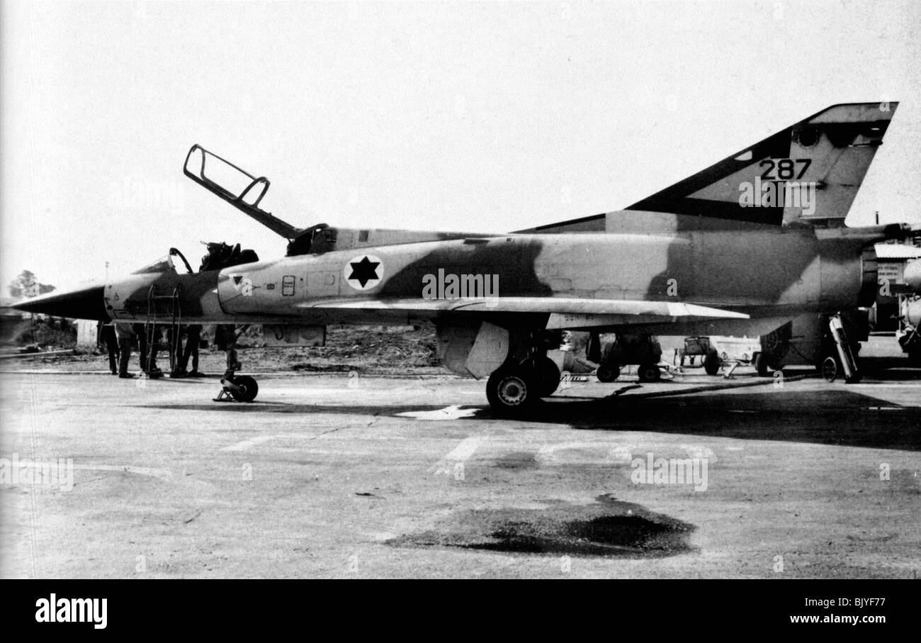 De l'air israélienne Dassault Mirage IIICJ avion de chasse sur le terrain pendant l'entretien - Image en noir et blanc d'archives Banque D'Images