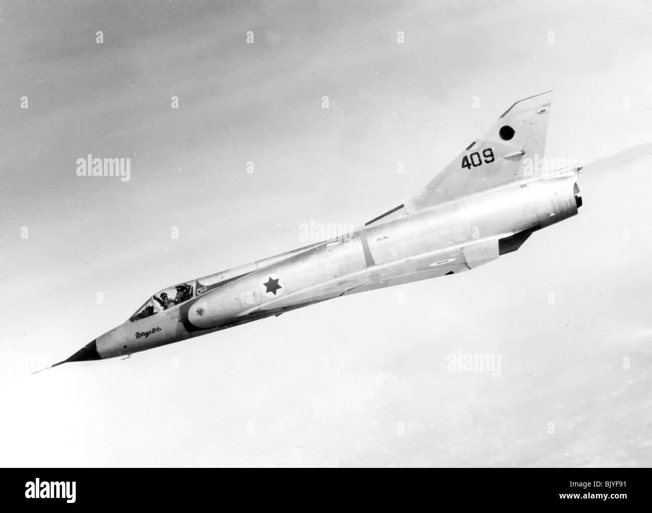 De l'air israélienne Dassault Mirage IIICJ avion de chasse en vol - Image en noir et blanc d'archives Banque D'Images