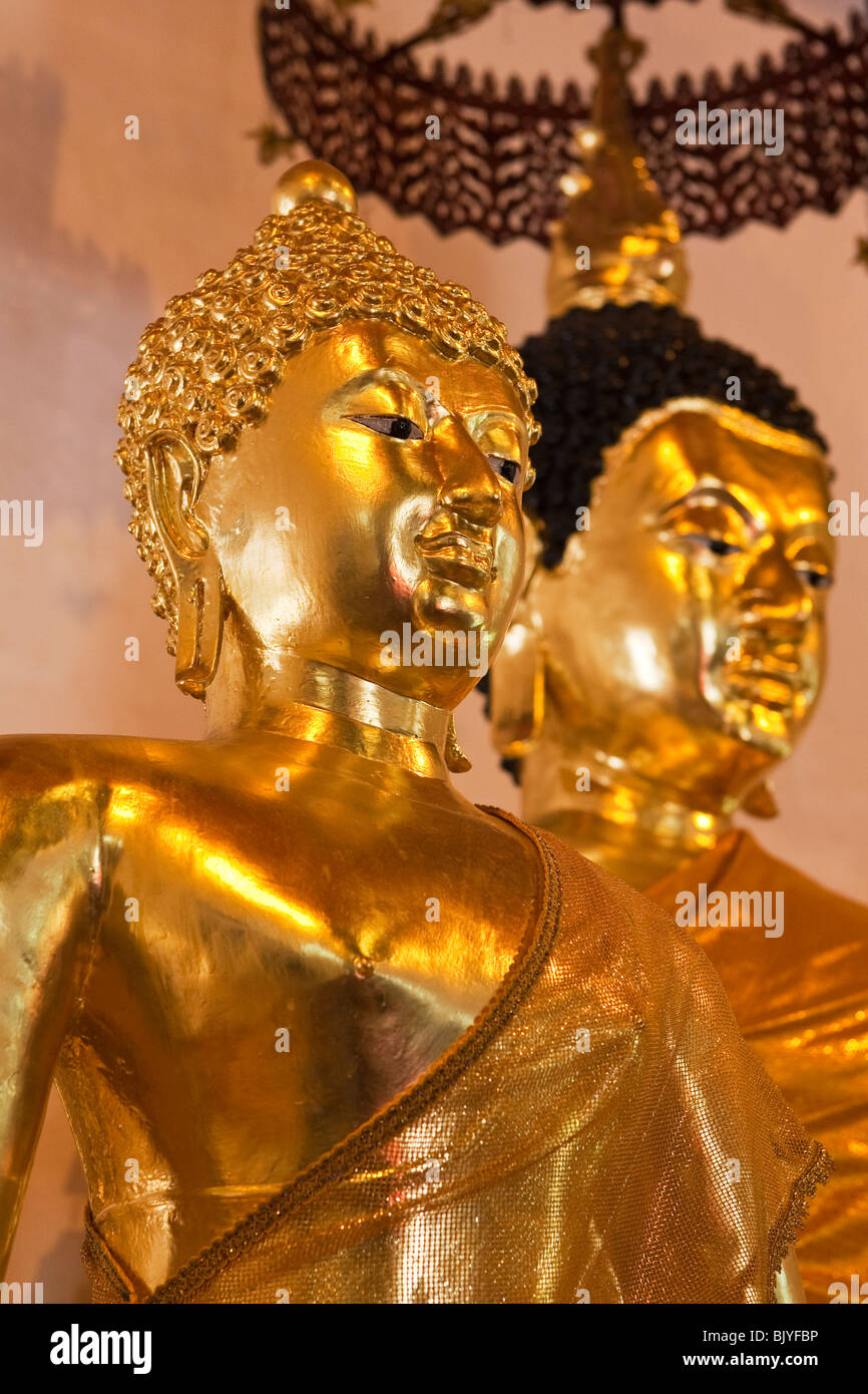 Bouddhas d'or à l'intérieur de temple Wat Duang Di, Chiang Mai, Thaïlande. Banque D'Images