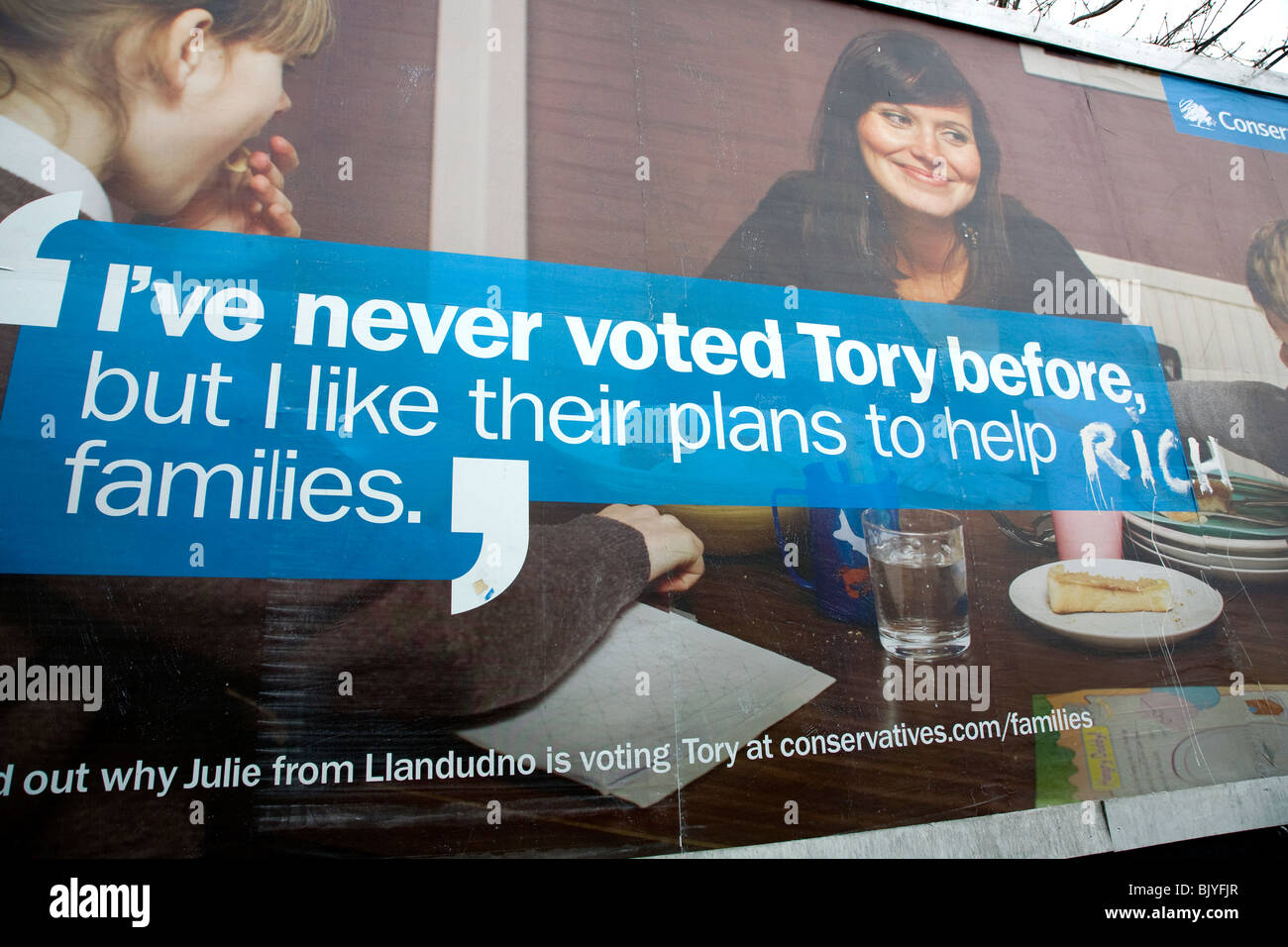 Graffiti sur une affiche électorale du parti conservateur, en Angleterre Banque D'Images