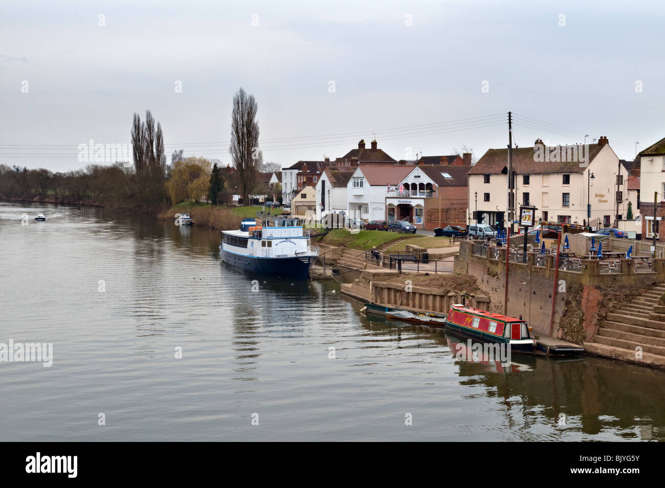 La ville d'Upton montrant vue de la rivière Severn, Worcestershire, Angleterre, Royaume-Uni, prises au printemps Banque D'Images