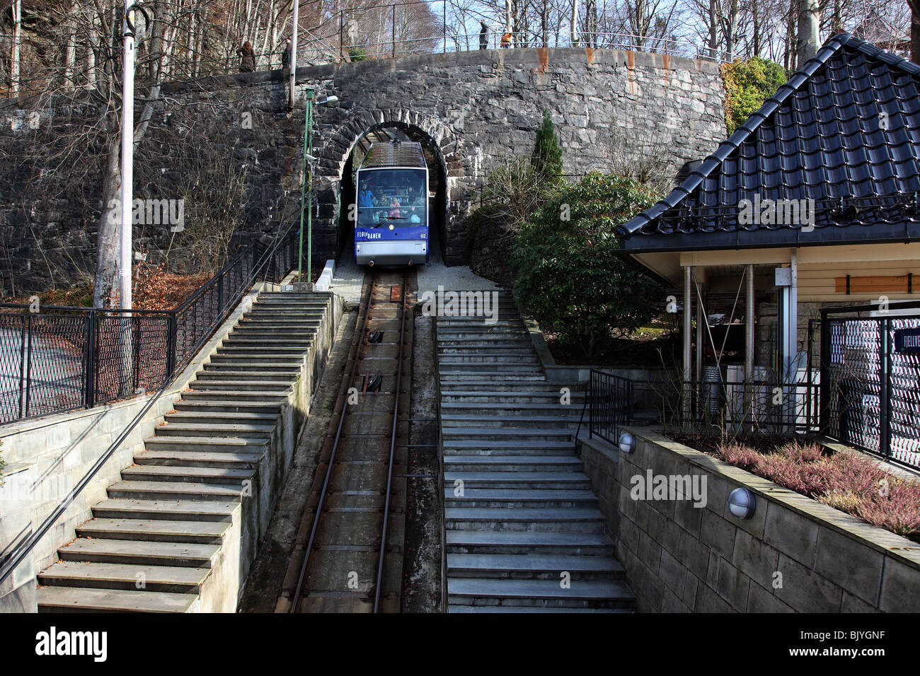 Le Funiculaire Fløibanen à Bergen est un des sites touristiques les plus populaires de toute la Norvège. Banque D'Images