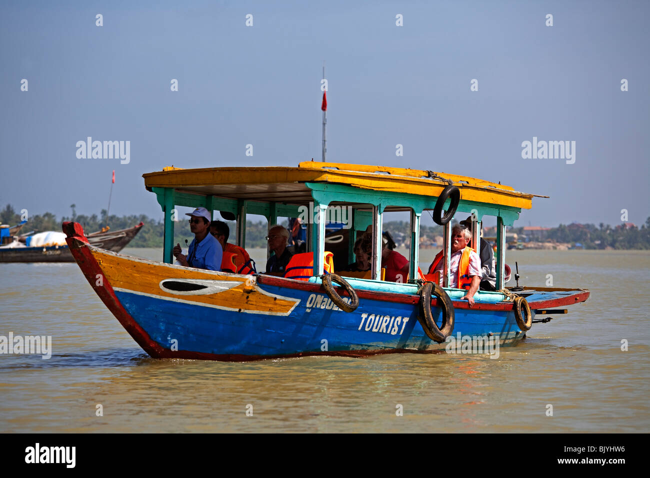 Bateau de croisière vietnamiens opérant à partir de Hoi An. Banque D'Images