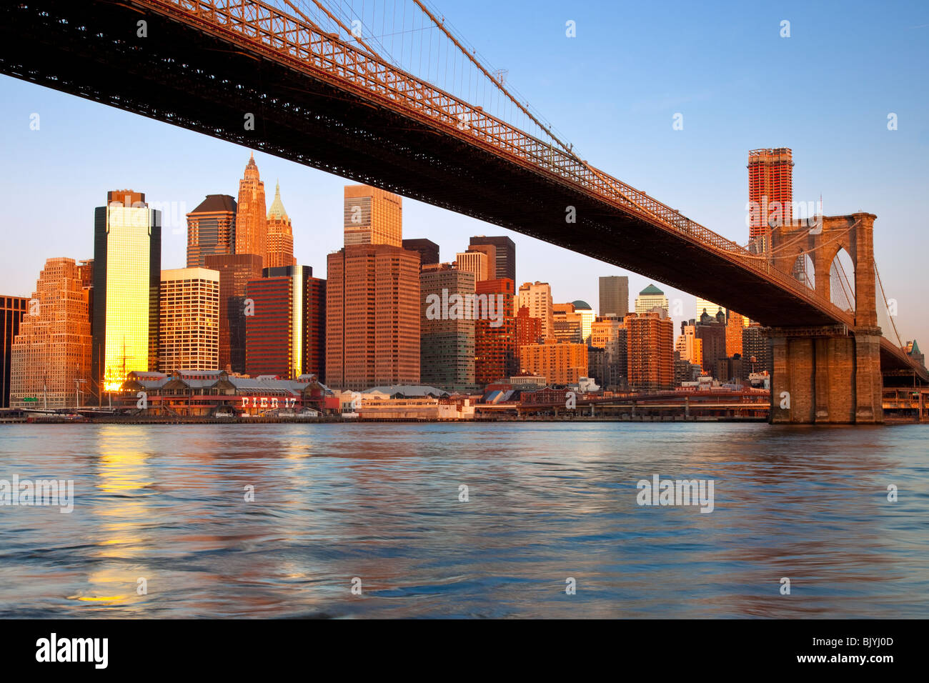 Le Pont de Brooklyn et immeubles de Lower Manhattan financial district, New York City USA Banque D'Images