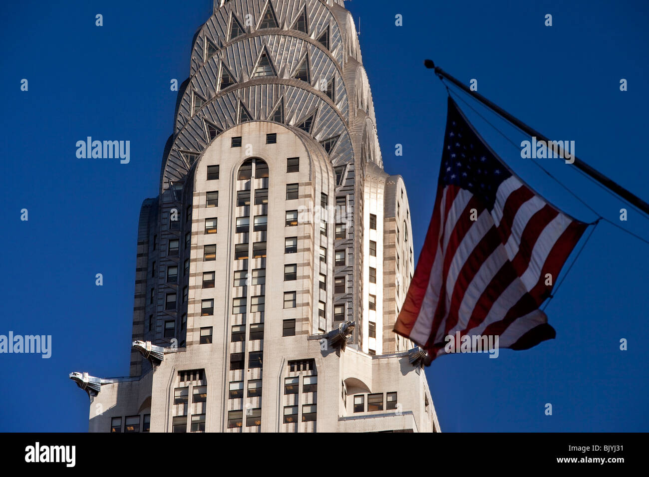 Drapeau américain vole sur 42e rue en dessous du Chrysler Building à New York États-Unis Banque D'Images