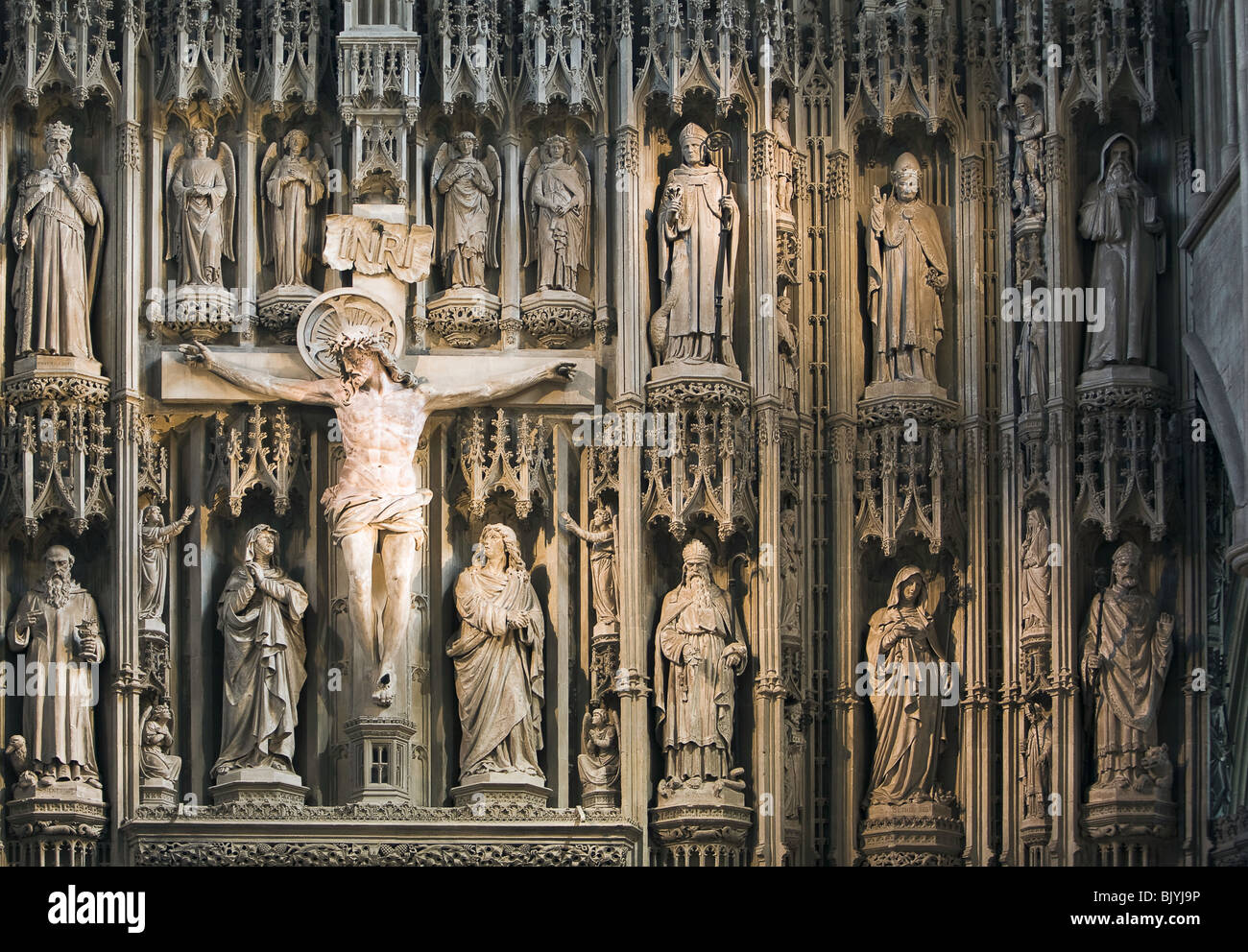 Une photographie de l'abbaye de St Albans Cathédrale de Jésus Christ sur la croix entouré de saints. Banque D'Images