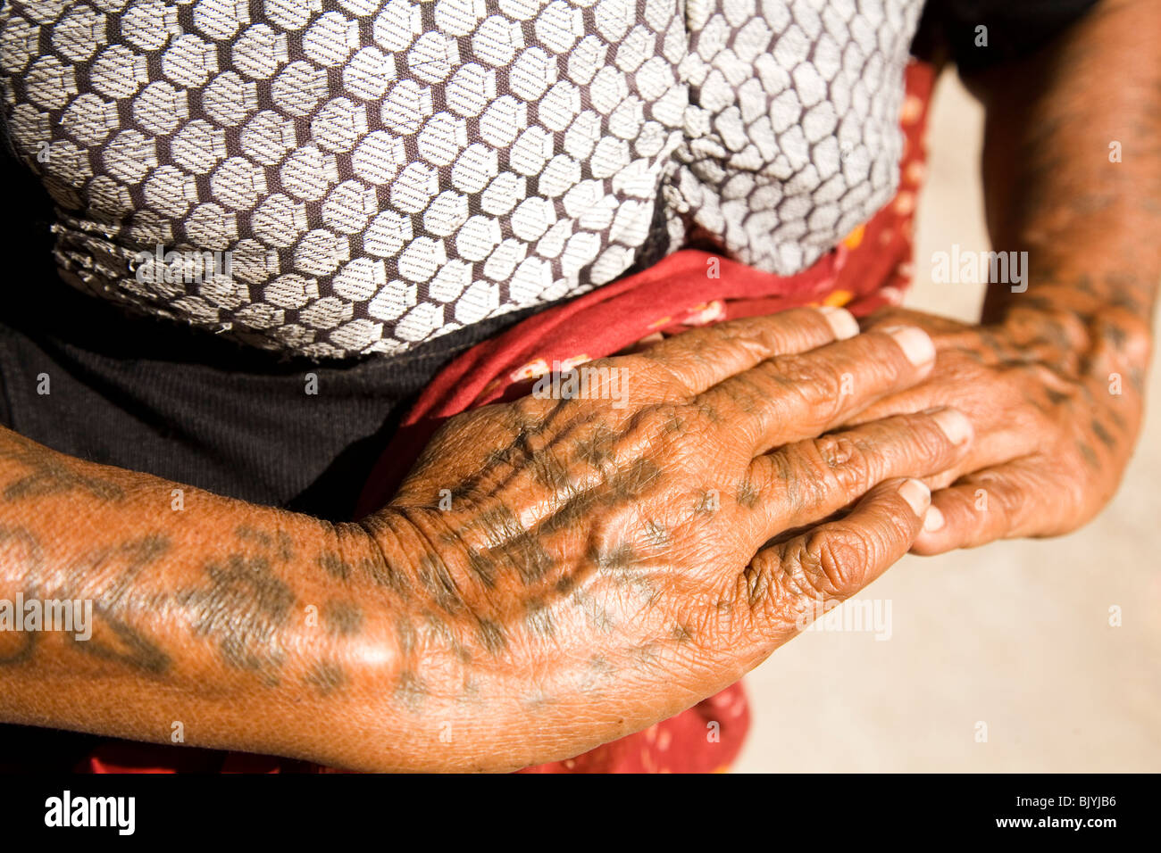 La tatouée mains d'une femme de tribu dans l'ancienne colonie portugaise de DIU. Banque D'Images