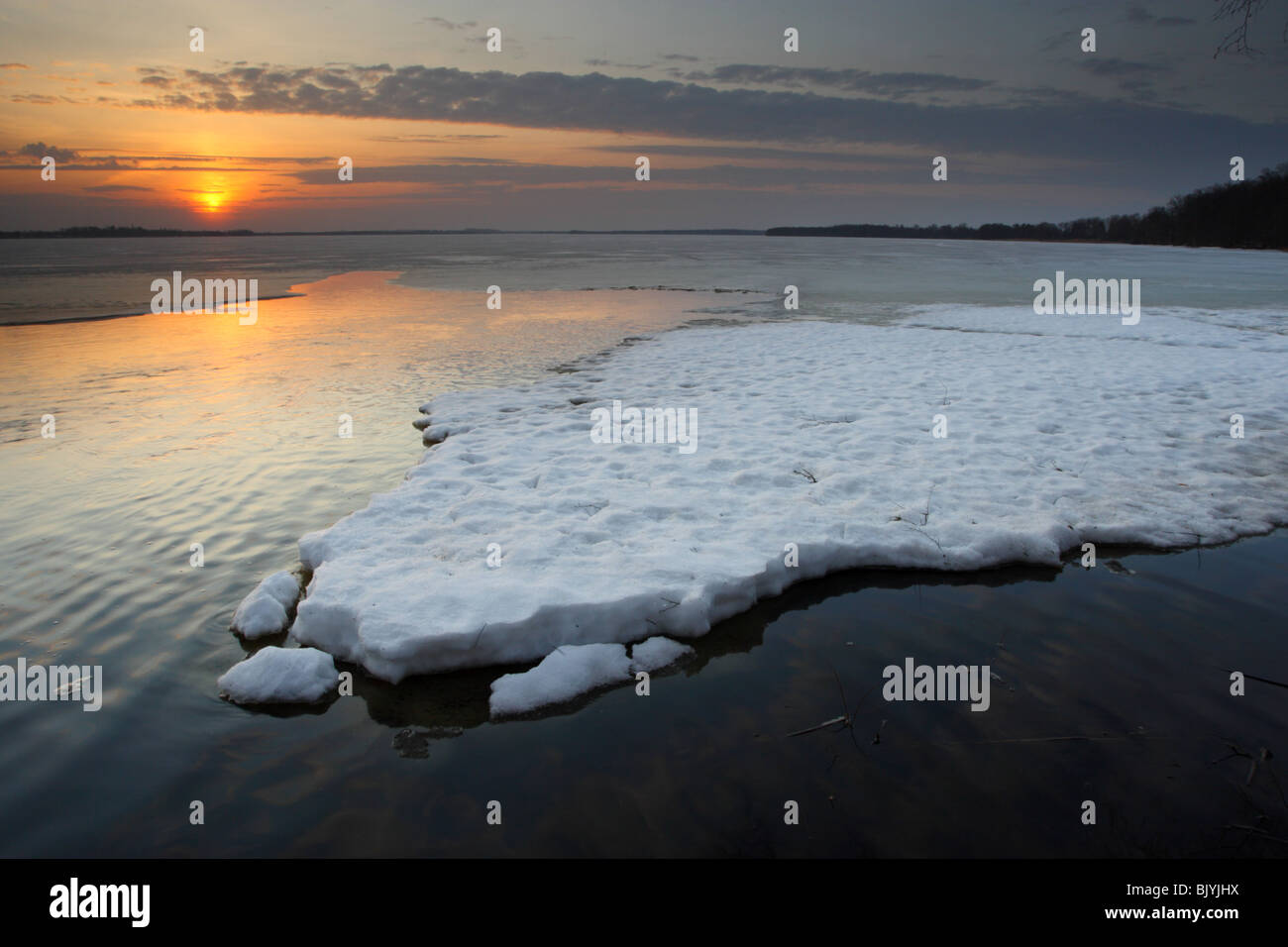 Arrivée du printemps - glace fond du lac. Banque D'Images