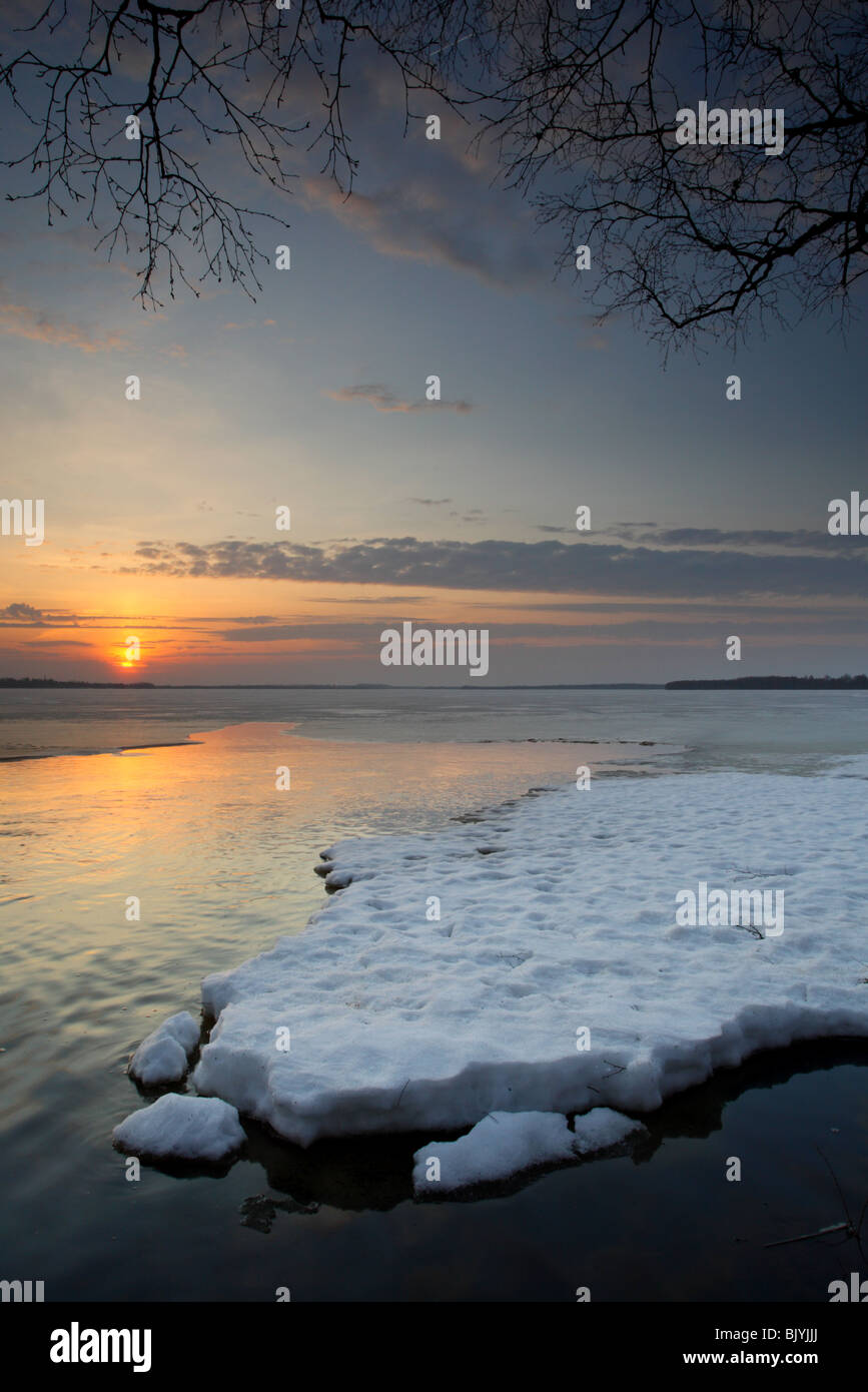 Arrivée du printemps - glace fond du lac. Banque D'Images
