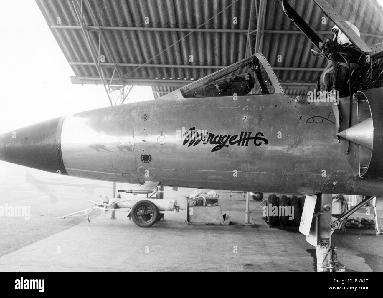 De l'air israélienne Dassault Mirage IIICJ avion de chasse sur le terrain pendant l'entretien - Image en noir et blanc d'archives Banque D'Images