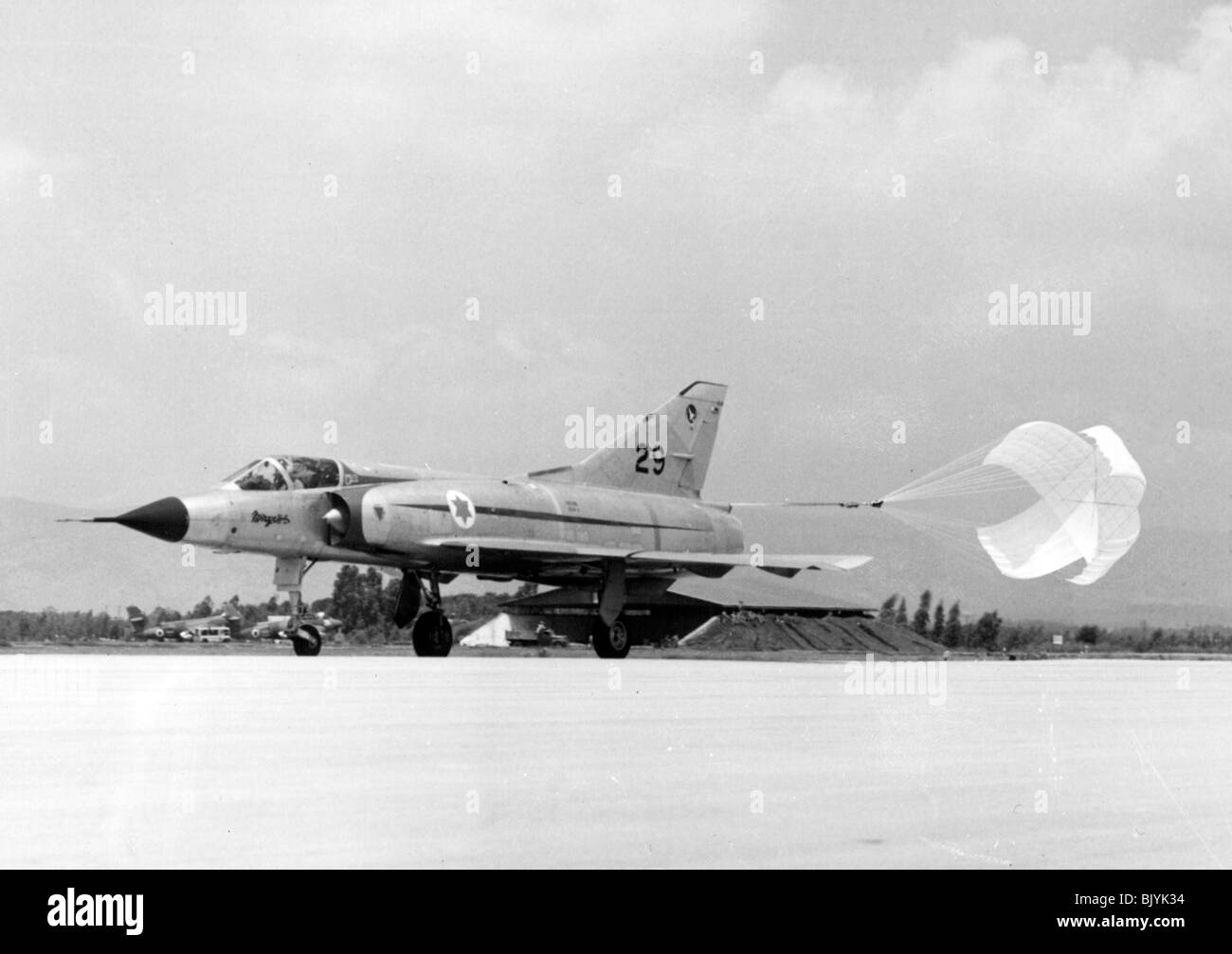 De l'air israélienne Dassault Mirage IIICJ fighter plane landing - Image en noir et blanc d'archives Banque D'Images