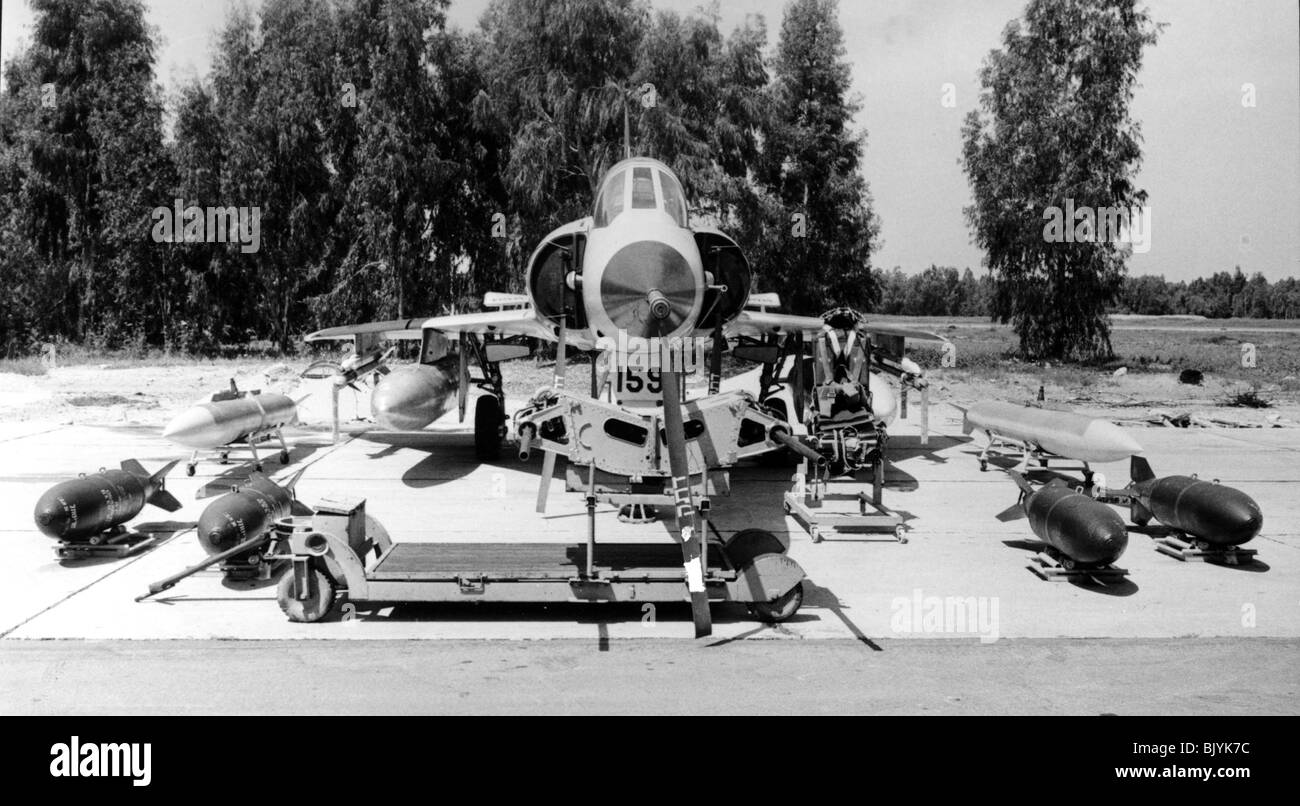 De l'air israélienne Dassault Mirage IIICJ avion de chasse sur le terrain pendant l'entretien - Image en noir et blanc d'archives Banque D'Images