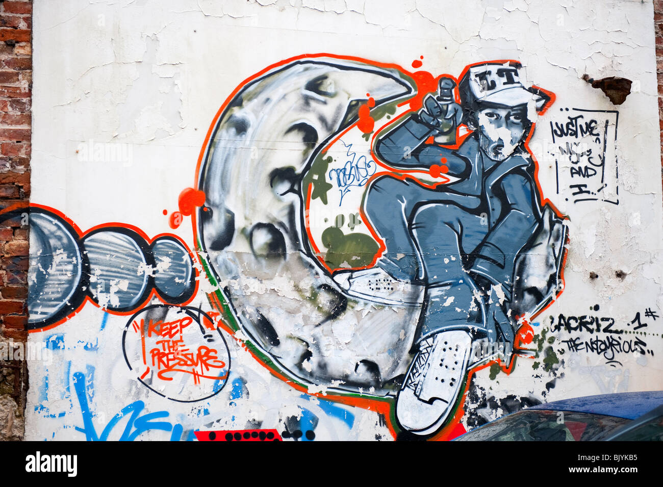 Graffiti sur mur homme garçon dans lune Banque D'Images